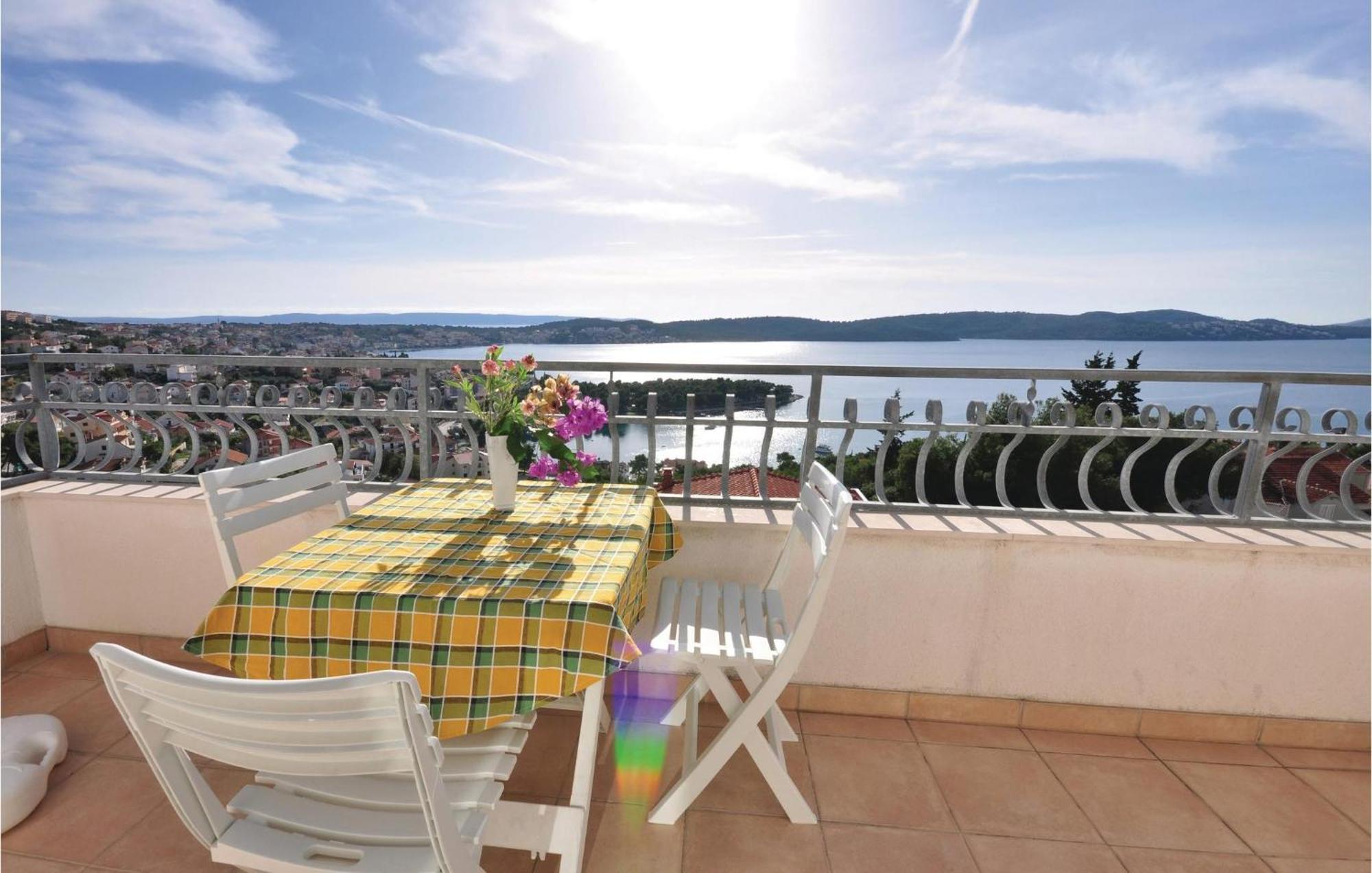 Lovely Apartment In Trogir With Kitchen Exterior foto